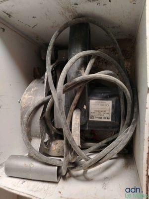 une petite boîte contenant tout un tas de fils