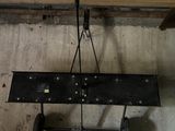un grand objet métallique suspendu au plafond d'un immeuble