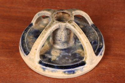 un bougeoir bleu et blanc posé sur une table en bois