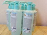 deux flacons de gel hydroalcoolique posés sur une table en bois
