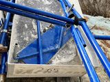un tas de tuyaux bleus posé sur un banc en bois