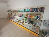 de nombreuses étagères remplies de boissons dans le magasin