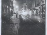 une photo en noir et blanc d'une personne marchant dans la rue