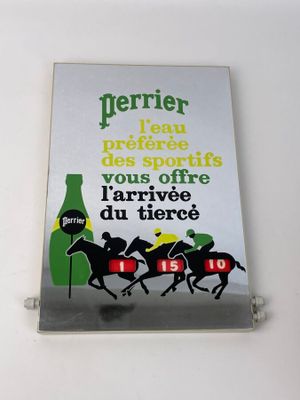 une affiche accrochée au mur d'un hippodrome