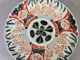 une image représentant une assiette ornée d'un motif floral