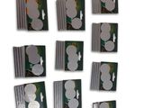 plusieurs morceaux de papier découpés en différentes formes et tailles, posés sur une surface blanche