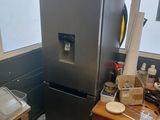 une photo d'une cuisine avec un réfrigérateur à l'intérieur