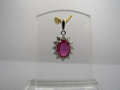 une photo d'un pendentif orné d'une pierre rose, présenté dans une vitrine transparente