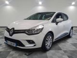 la voiture blanche est garée sur un sol en damier dans le garage