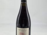 une bouteille de vin posée sur une table