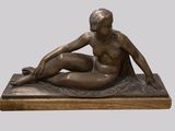 sculpture en bronze représentant une femme assise sur une couverture