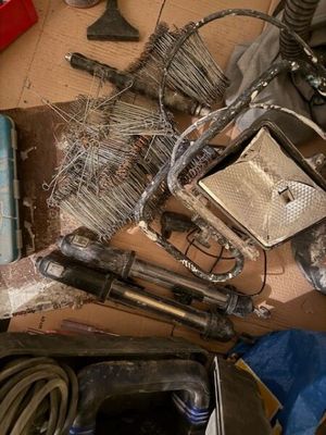 un tas d'outils posé sur une table
