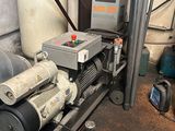 une machine qui se trouve dans une pièce, près d'un mur