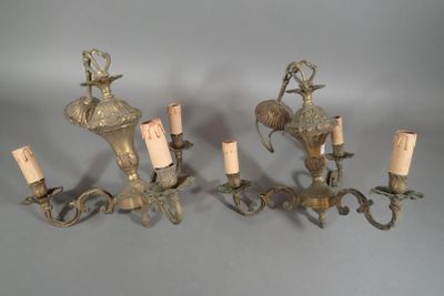 Paire de lustres en bronze à trois bras de lumière, à décor …