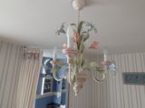 un lustre suspendu au plafond d'une chambre à coucher