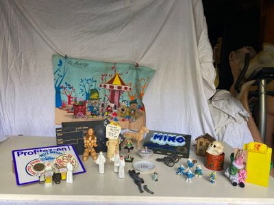 une table sur laquelle sont posés tout un tas de jouets