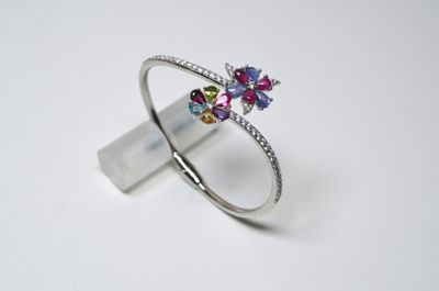 Un bracelet jonc ajustable en argent, serti de 4,60 cts env …