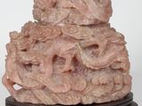 Sculpture chinoise en jade rose représentant un dragon sur un socle