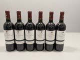 six bouteilles de vin rouge sont alignées sur une table