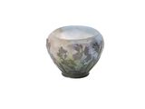 un petit vase orné d'une peinture représentant des fleurs
