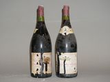 deux bouteilles de vin posées l'une à côté de l'autre sur une table