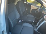 une voiture équipée d'un siège à l'arrière