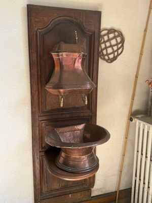 Fontaine en cuivre sur dosseret bois , ancienne porte en chê…