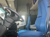 un siège bleu à l'arrière d'un bus
