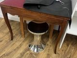 un bureau avec une chaise et une table sur laquelle est posé un sac
