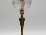 une lampe à huile ancienne en laiton et en verre sur fond blanc