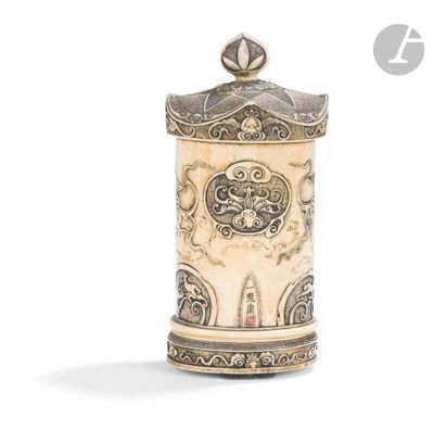 une image représentant un vase blanc et doré muni d'un couvercle