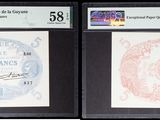 Trois types différents de timbres sont exposés dans une vitrine.