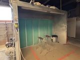 une photo d'un garage rempli de matériel