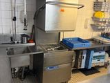une cuisine équipée d'un évier, d'une cuisinière et d'autres appareils électroménagers