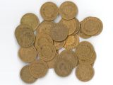 une pile de vieilles pièces de monnaie sur une surface blanche
