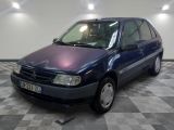 la photo d'une voiture bleue garée dans un garage