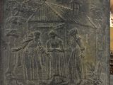 une photo d'une plaque sur laquelle figurent un homme et une femme tenant un parapluie