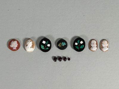 plusieurs pierres de différentes couleurs sont disposées en rangée sur une surface blanche