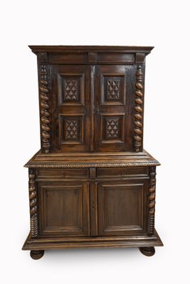 une vieille armoire en bois avec un plateau sculpté et deux portes