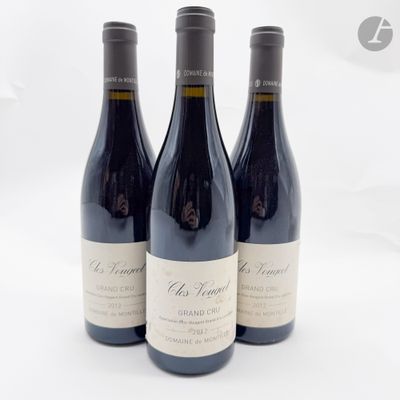 trois bouteilles de vin posées sur une surface blanche