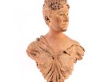 buste d'une femme vêtue d'une robe à volants sur fond blanc