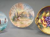 trois assiettes ornées de motifs différents