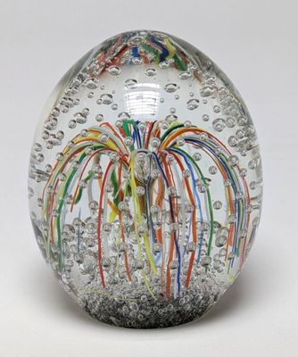 une boule de verre contenant tout un tas de fils colorés