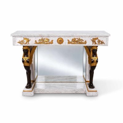 une console de style égyptien avec un plateau en marbre et des ornements dorés