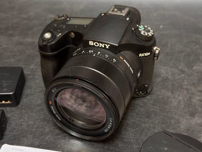 un appareil photo Sony posé sur une table, à côté d'une souris