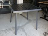 une petite table installée à l'extérieur d'un bâtiment