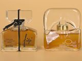 deux petits flacons de parfum posés l'un à côté de l'autre sur une table