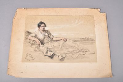 une vieille photo d'une femme en robe, assise sur une plage