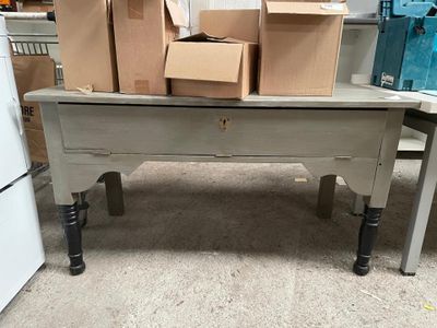 une table sur laquelle sont posées des boîtes, dans une pièce