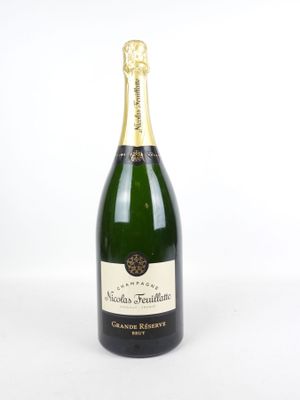gros plan d'une bouteille de champagne sur fond blanc